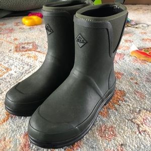 Green Muck Boots (Men 7 Women 8)